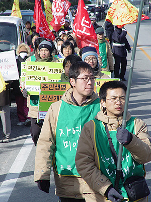 초록행동단이 8일 평촌마을 지역주민과 함께 (주)한국화이바의 불법적인 광산 사업을 규탄하기 위해 집회장소로 이동하고 있다. 